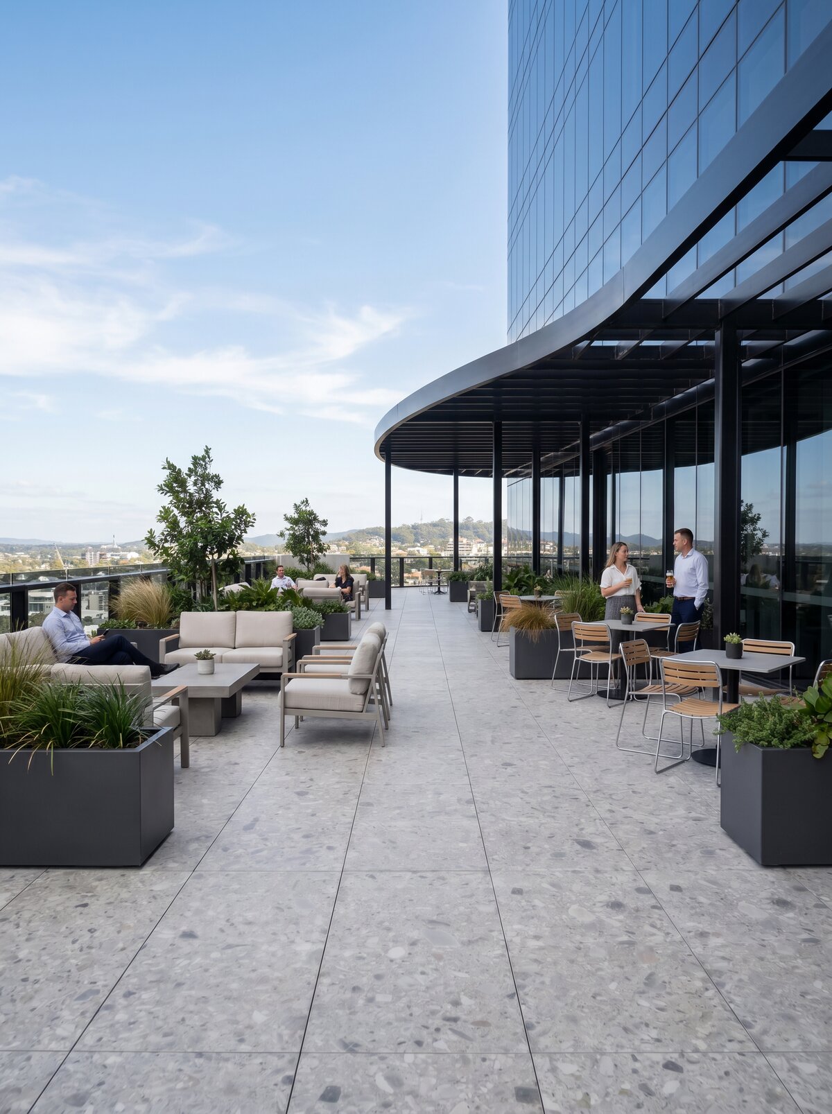 Terraza moderna elevada en la azotea con baldosas de gres claras