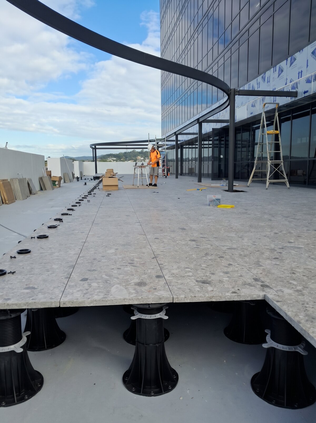 Układanie płyt gresowych terrazzo na wysokich wspornikach re