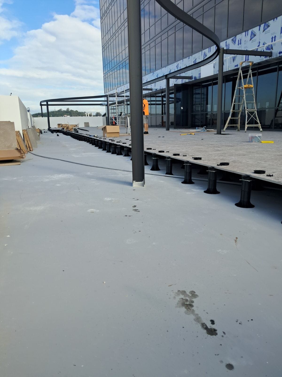 Montaje de terraza con suelo técnico en cubierta invertida soportes negros