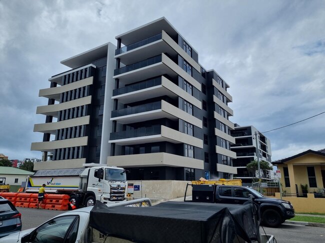 Nowoczesny wielokondygnacyjny budynek apartamentowy w wollon