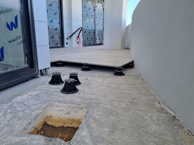 Preparación de la base para terraza con suelo técnico en el balcón