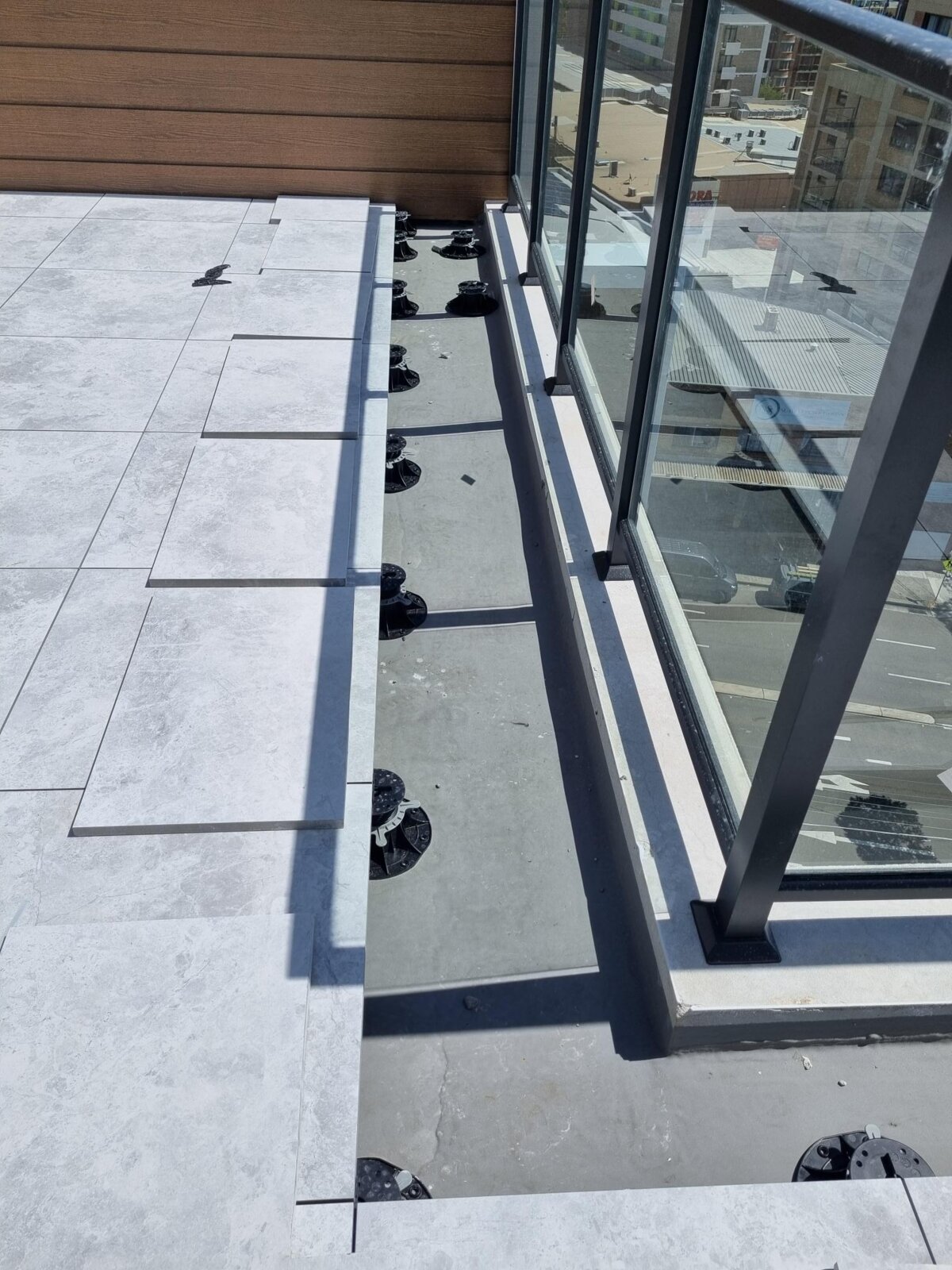 Prace wykonawcze i poziomowanie płyt tarasowych na sucho mon