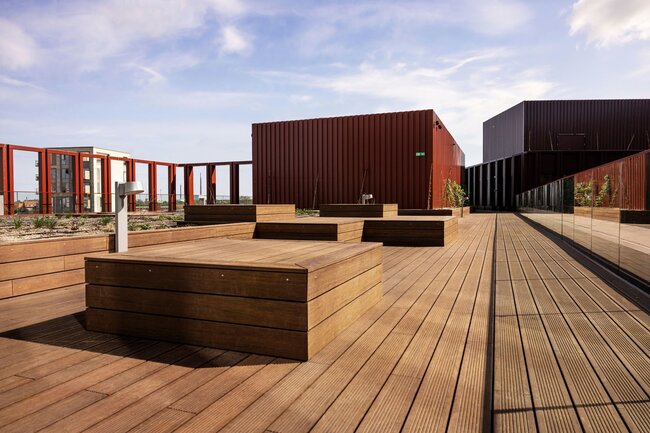 Escandinavo WELL BEING: Terraza de azotea de varios niveles en un hotel premium en Aarhus