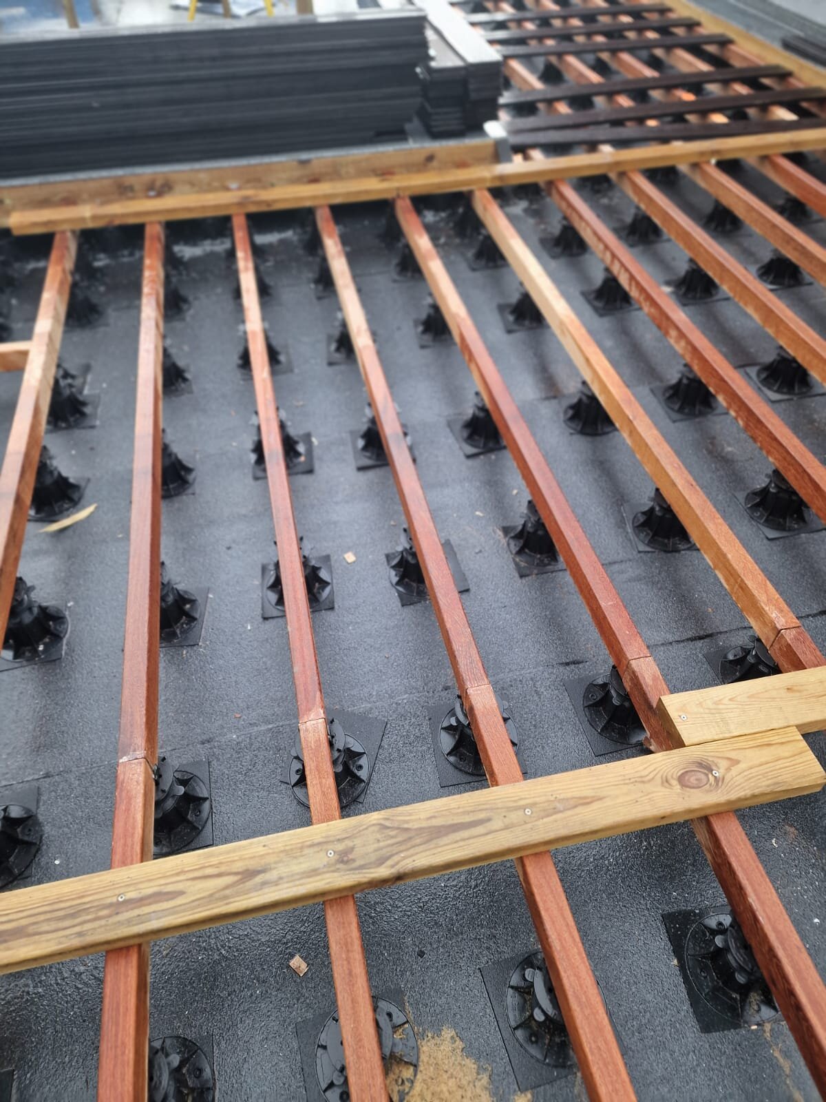 Construcción de la estructura de soporte para terraza con suelo técnico de madera