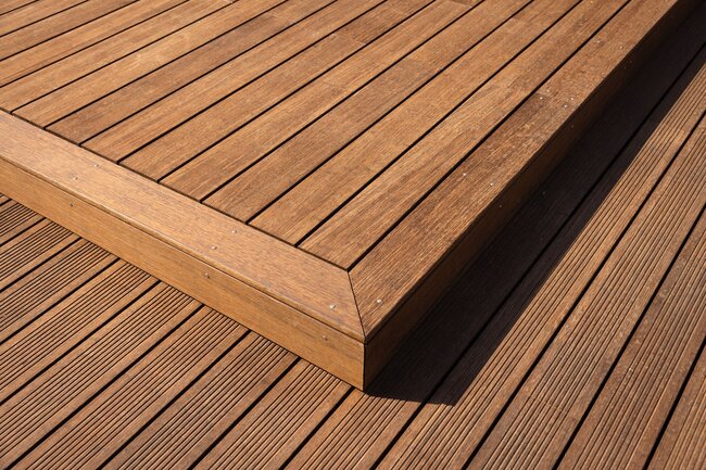 Detalle de acabado de terraza de madera con ajuste preciso y