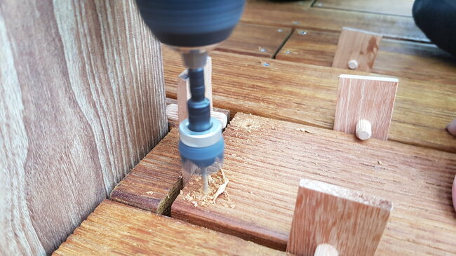 Montaje de tablas de madera exótica con el uso de atornillador en