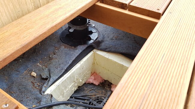 Detalle de aislamiento térmico de cubierta invertida bajo soporte