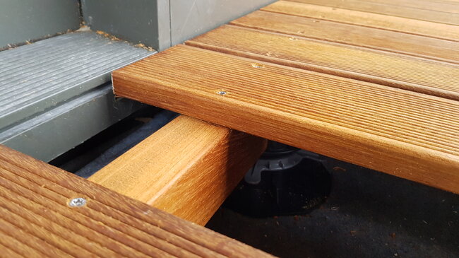 Preciso acabado de borde de escalón con tabla de terraza y