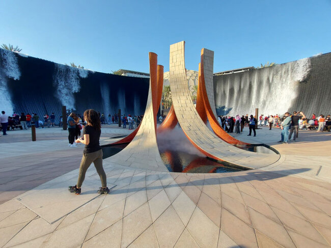 Instalación de un elemento acuático en la Expo 2020 de Dubái con una fuente monumental