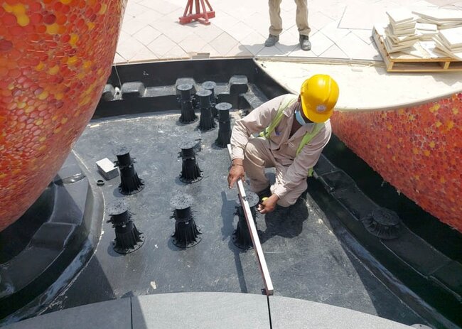 Espaciado de los plots soporte regulables negros en el hueco de instalación
