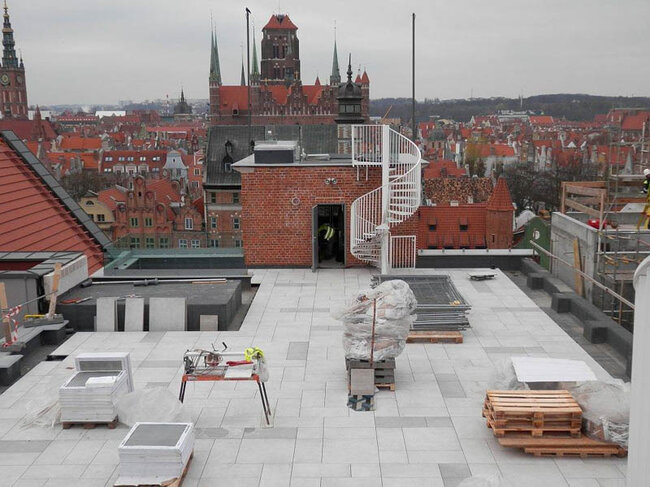 Terraza con suelo técnico en la azotea con vistas a la ciudad sobre plots soporte regulables solver
