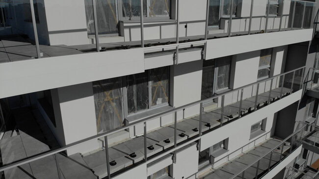 Terraza con suelo técnico sobre plots soporte regulables en balcones de un edificio de viviendas