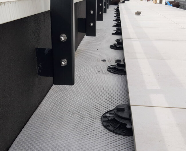 Plots Soporte Regulables Solver bajo baldosas en terraza con suelo técnico