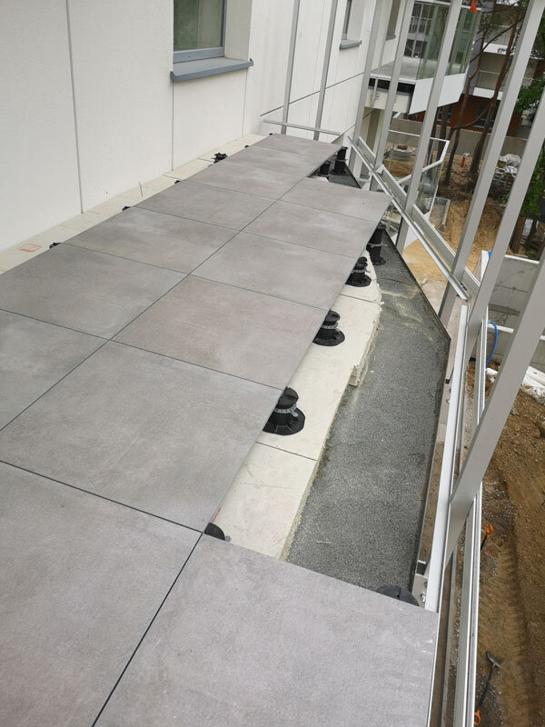 Soportes estándar solver para baldosas de gres en balcones de edificios de viviendas