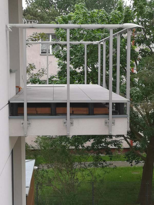 Soportes regulables en el balcón en el sistema de terraza con suelo técnico soportes
