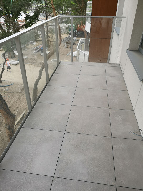 Wykończony taras wentylowany z płytami ceramicznymi gresowymi 2 cm na wspornikach solver