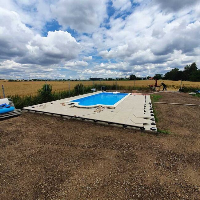 Construcción de piscina sobre el terreno con baldosas colocadas sobre plots soporte regulables