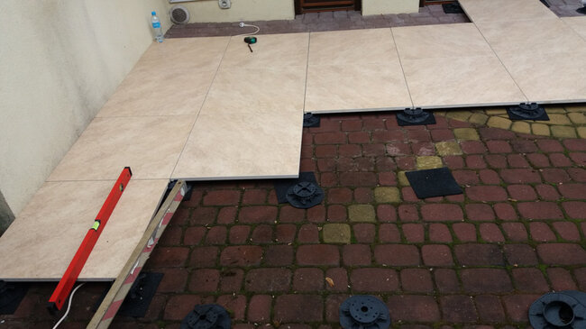 Colocación de terraza con suelo técnico sobre adoquines antiguos con plots soporte