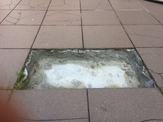 Baldosas desprendidas de terraza con adhesivo