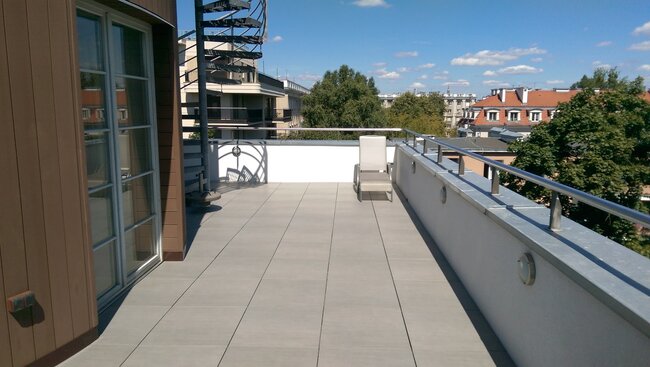 Terraza con suelo técnico en reforma