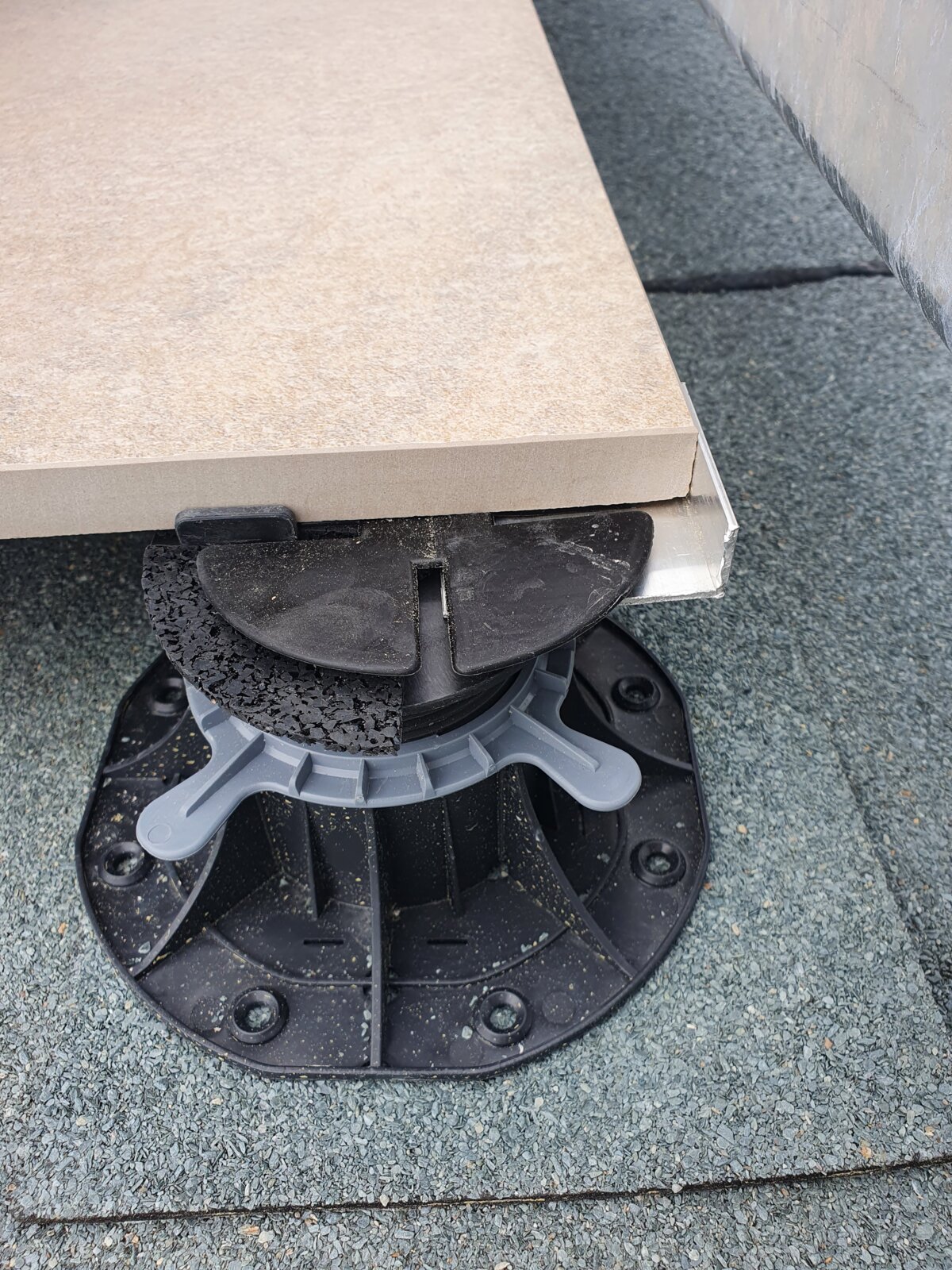 Soporte con accesorios y baldosa en terraza con membrana impermeabilizante termofusionada
