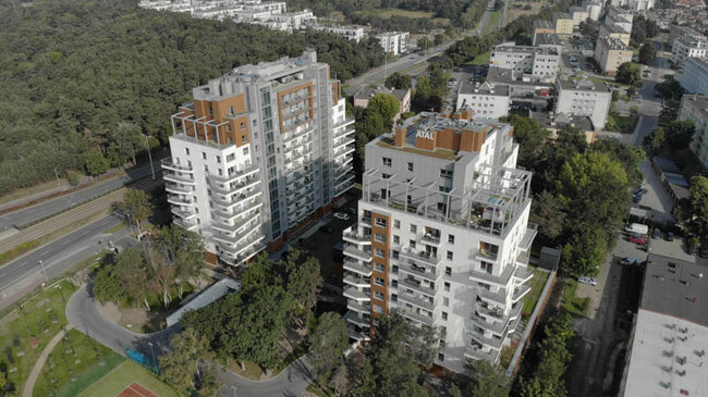 Fotografía de la inversión de un edificio multifamiliar con el uso de plots soporte regulables de terraza con baldosas, vista del balcón