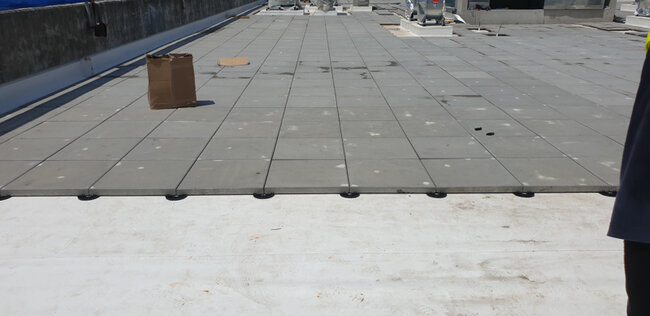 Terraza plana transitable con suelo técnico con baldosas colocadas sobre soportes de terraza de altura fija