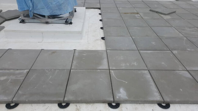 Terraza con suelo técnico de baldosas colocadas sobre soportes de altura fija solver