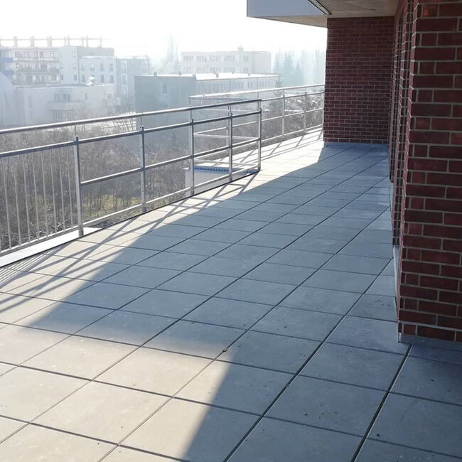 Terraza del edificio en sistema ventilado sobre soportes de altura fija bajo baldosas