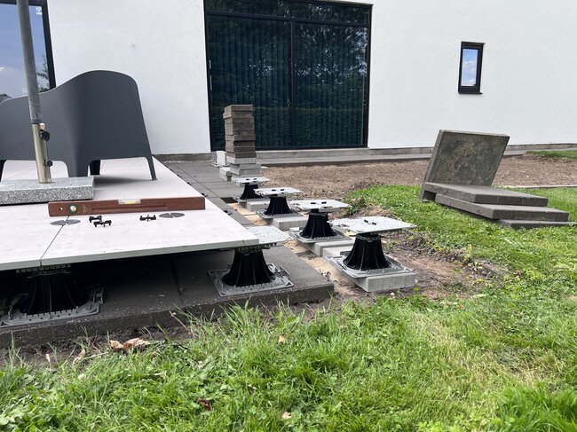 Terraza elevada con suelo técnico sobre plots soporte modernización de una casa privada en Dinamarca 6