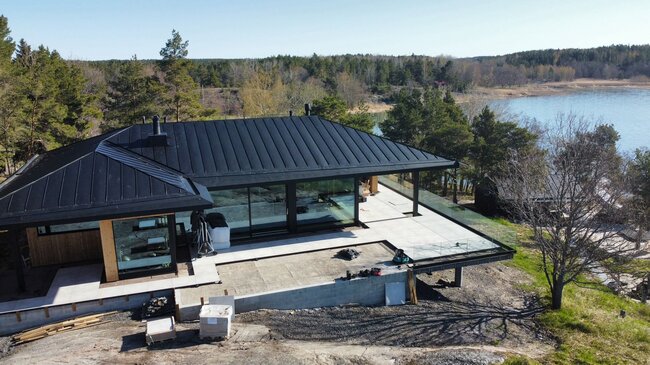 Terraza con baldosas en una casa moderna junto al agua en Finlandia