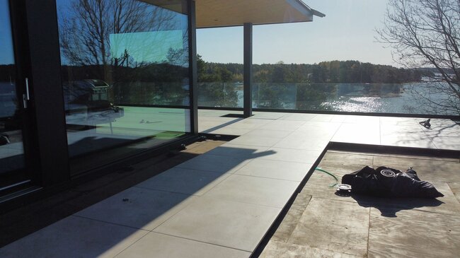 Terraza con baldosas en una casa moderna junto al agua en Finlandia 2