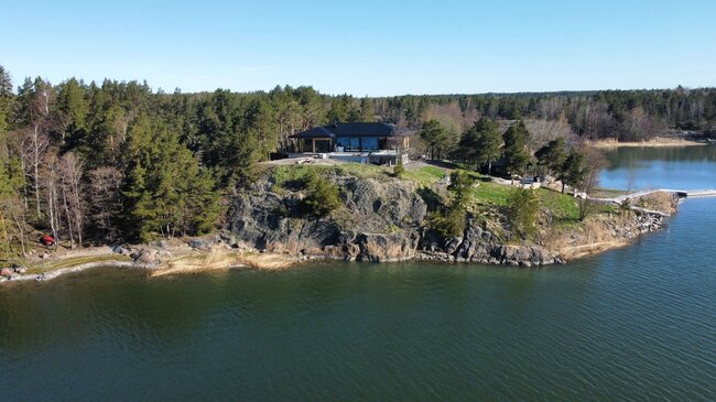 Terraza con baldosas en una casa moderna junto al agua en Finlandia 4