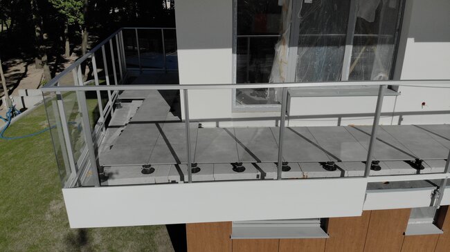 Terrazas con suelo técnico en complejo de apartamentos 3