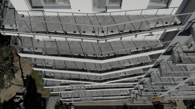 Terrazas con suelo técnico en el complejo de apartamentos 6