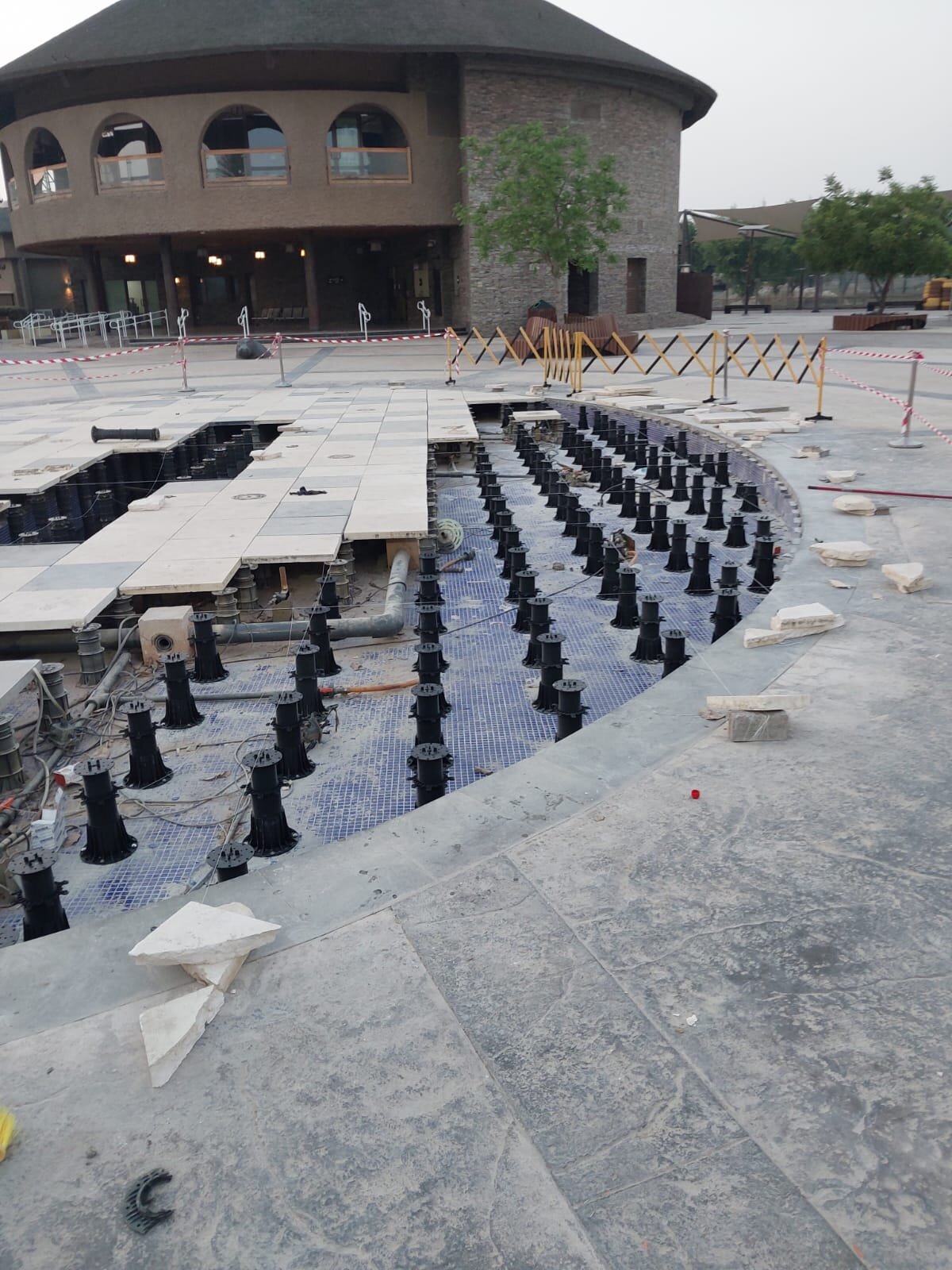 Soportes bajo la superficie de la fuente en dubai safari park 2