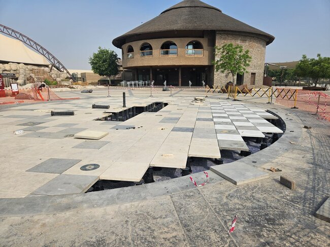 Soportes bajo la superficie de la fuente en dubai safari park 3