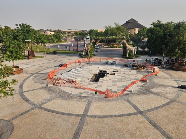 Soportes bajo la superficie de la fuente en dubai safari park 4