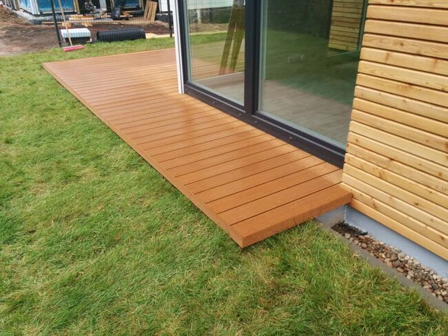 Terraza de composite sobre el suelo con plots soporte para jardín doméstico