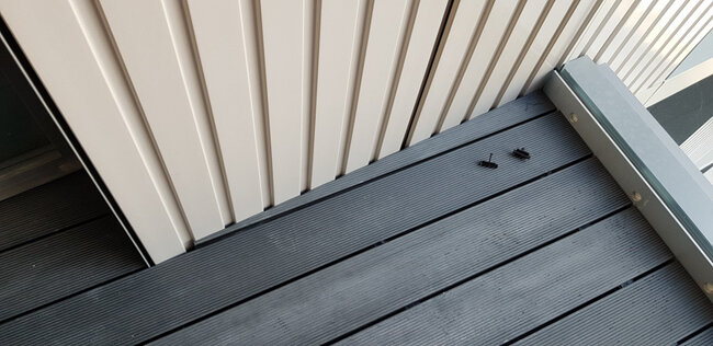 Detalle de terraza compuesta corte de tablas junto con bisel