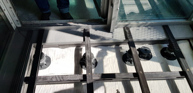 Soportes con vigas colocados sobre solera de hormigón o baldosa de terraza