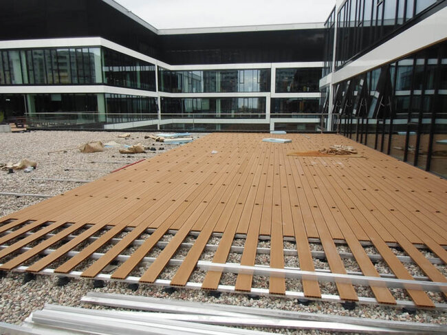 Montaje de terraza con suelo técnico sobre plots soporte solver en espacio útil
