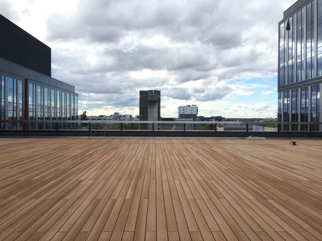 Vista desde una terraza de composite realizada con la técnica de sistema ventilado