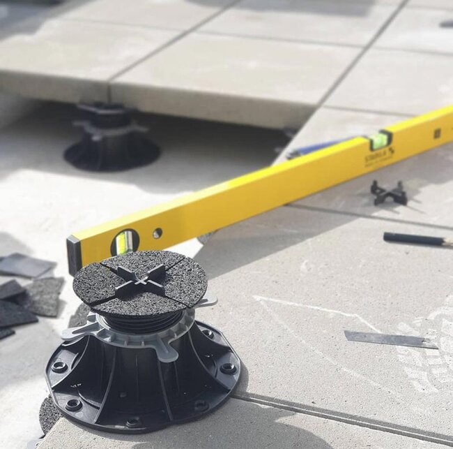 Soportes regulables estándar para baldosas de hormigón en terraza con suelo técnico