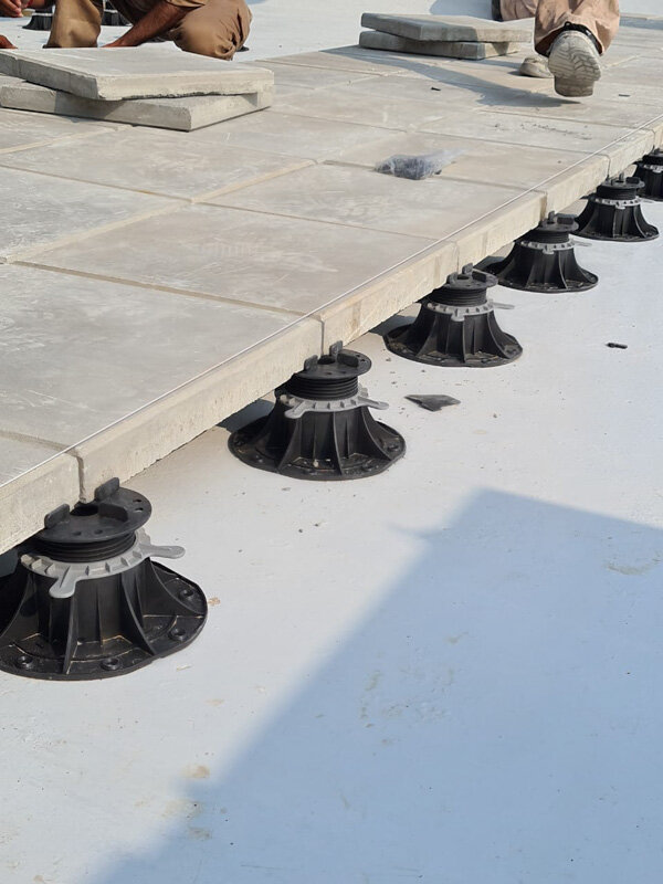 Soportes de Terraza solver bajo baldosas de terraza de hormigón claras subestructura