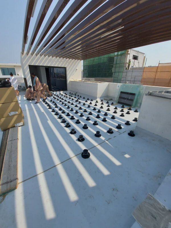 Soportes de terraza colocados listos para la colocación de baldosas de hormigón