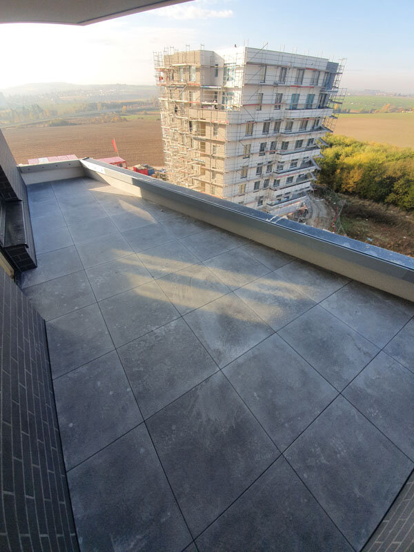 Widok na taras z płyt betonowych na wysokim budynku