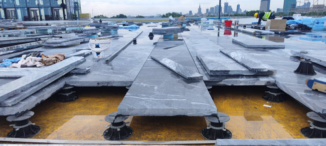 Baldosas de piedra en la azotea de la terraza del museo sobre plots soporte regulables solver