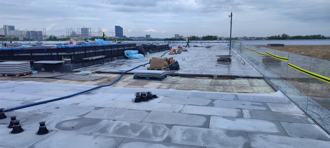 Soportes de Terraza estándar en azotea transitable plana con baldosas de hormigón