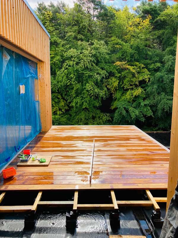 Montaje de terraza de madera sobre plots soporte solver